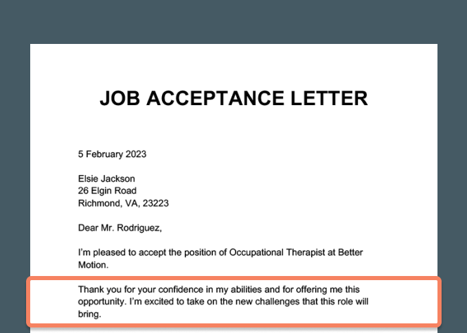 Une carte d'acceptation de trabajo sobre un fondo gris con el pararha où le candidat remercie l'employeur d'avoir rebondi.